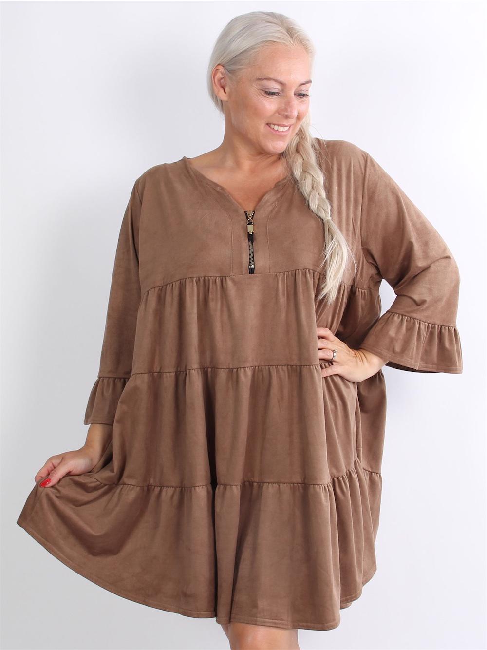 Mynthe - Beige lager på lager klänning i mocka med volangdetaljer